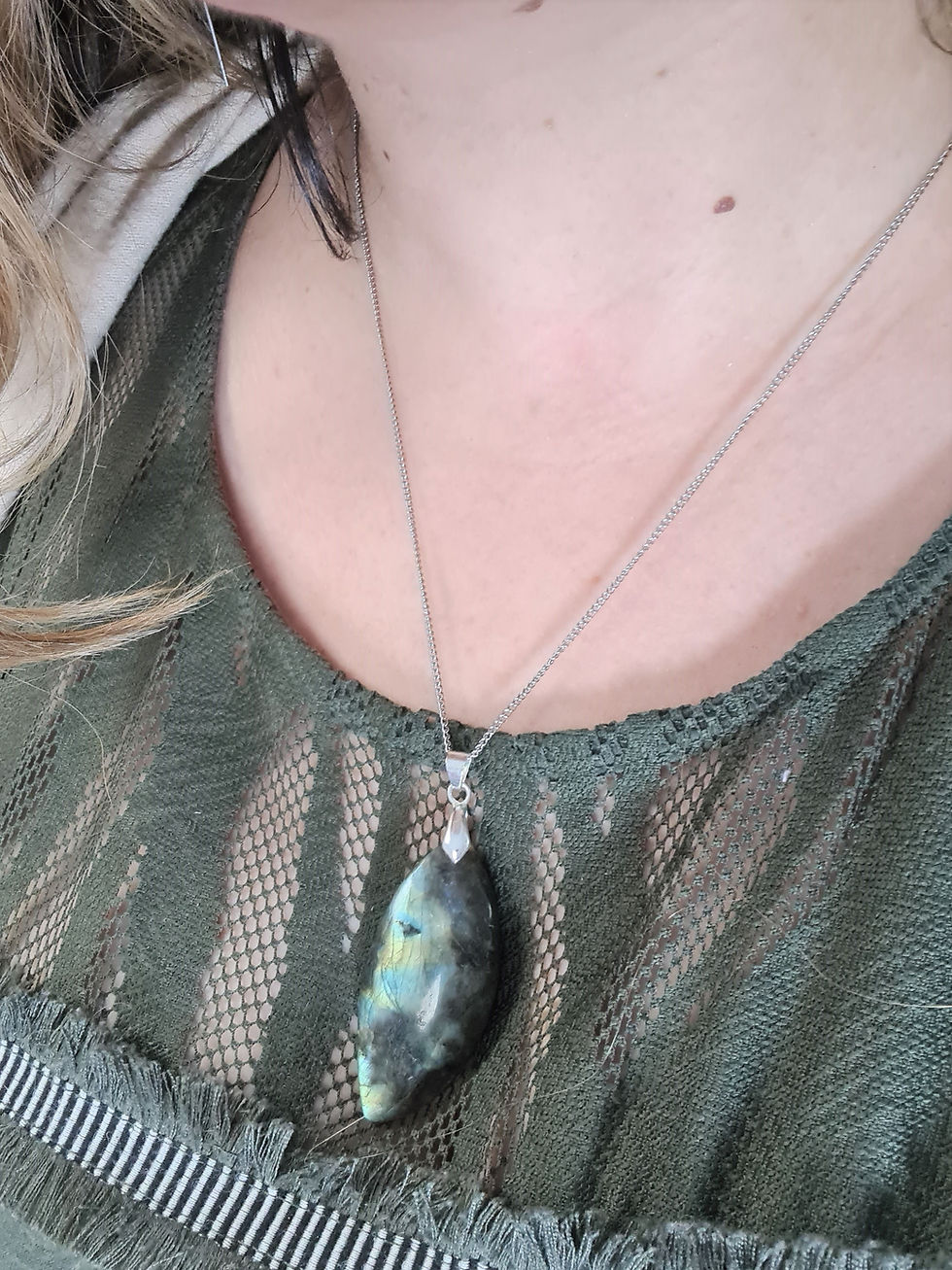 Thumbnail: Pendentif du "Shield" - Labradorite de Protection