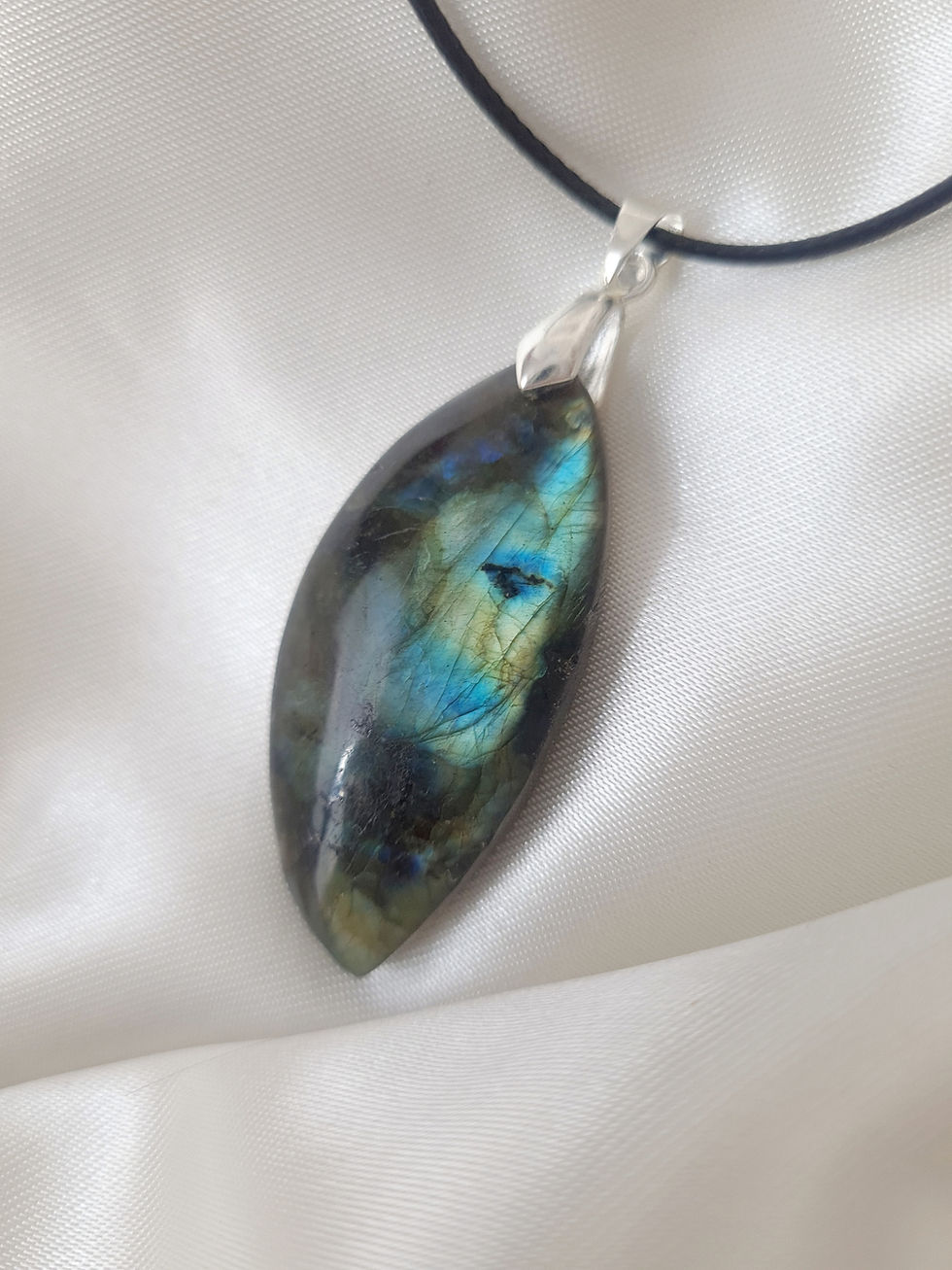 Thumbnail: Pendentif du "Shield" - Labradorite de Protection