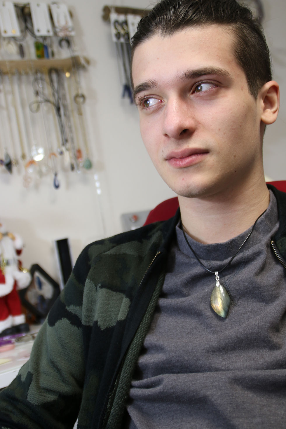Thumbnail: Pendentif du "Shield" - Labradorite de Protection