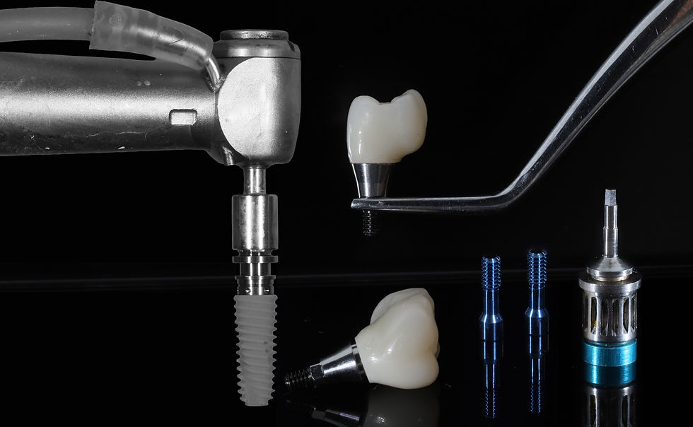 Fogászati implantátum, implantátumra rögzített koronák és implantációs műszerek