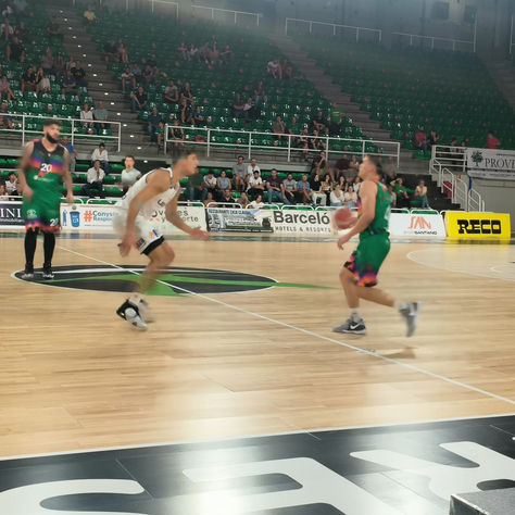 Pretemporada. Lucha de titanes en la cancha cacereña