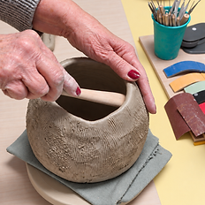 Un vase en cours de modelage