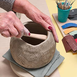 Un vase en cours de modelage