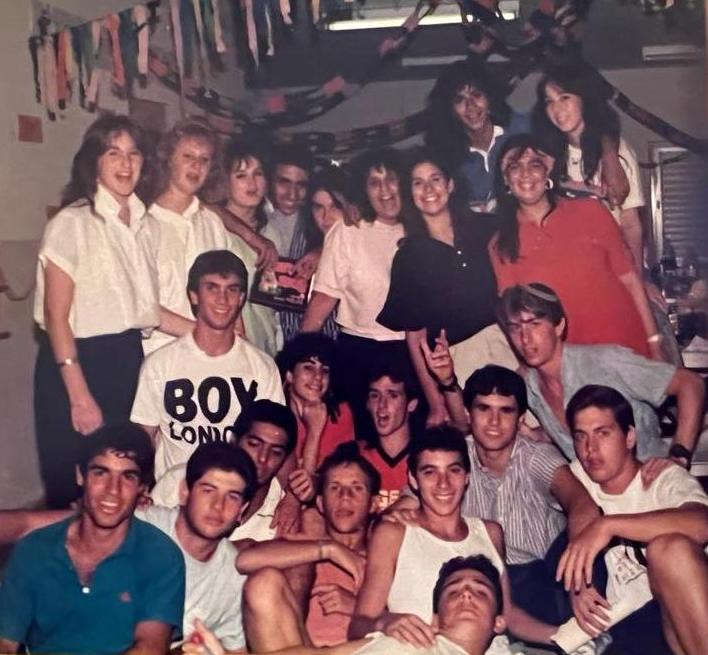 jovens aglomerados em um kibutz