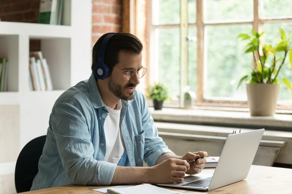homem de frente para o notebook estudando