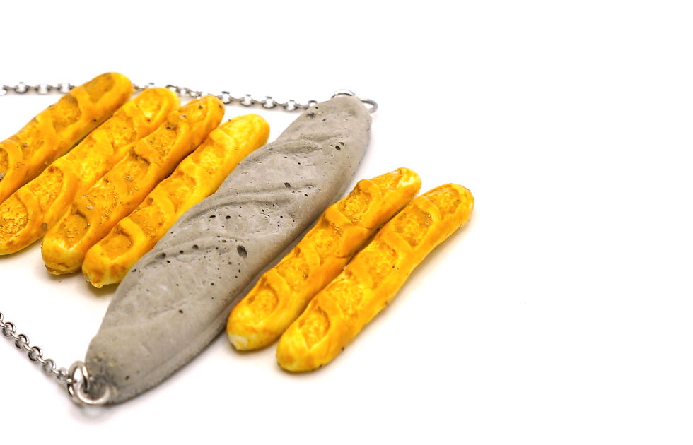 lustiger Anhänger in Form eines Baguettes aus Beton