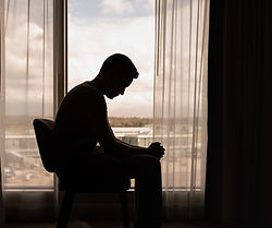 Pige, der bliver holdt for munden af en bagfra, der vil forhindre hende i at fortælle om seksuelle overgreb