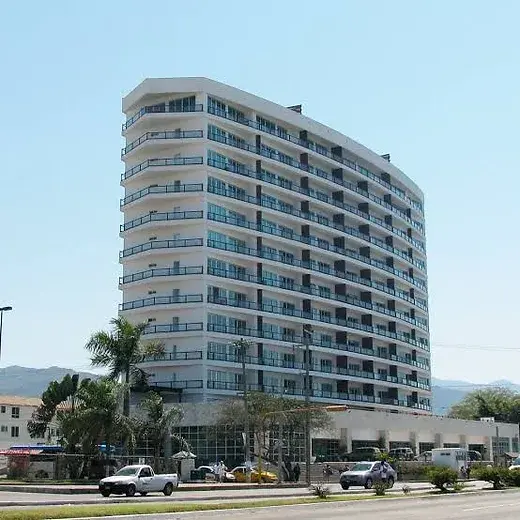 Deck 12, Condominios