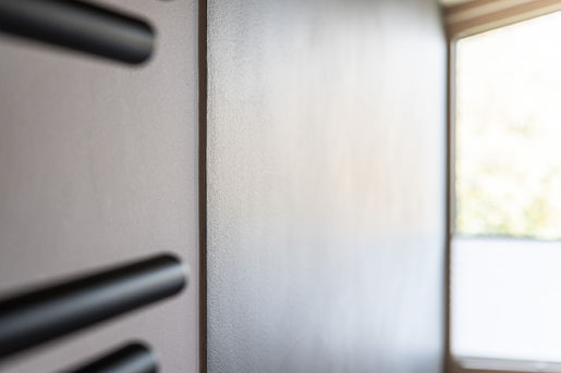 Detaillansicht modernes Badezimmer, Holzbau, Mikrozement-Beschichtung. 