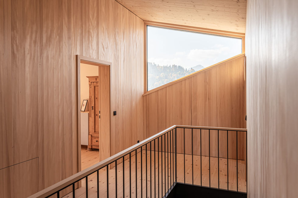Architektur im Allgäu, Holzbau, nachhaltige Wohnraumschaffung, Innenraum mit Weißtanne-Oberflächen, Holz-Stahlgeländertreppe, Design.  Nachverdichtung.