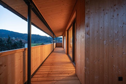 Modernes Dachgeschoss in Holzbau, Bestandssanierung, Architektur, Loggia
