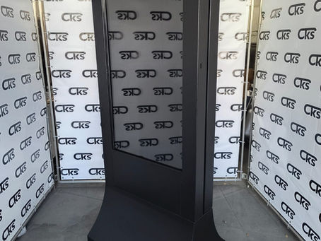TOTEM TV 50" - BASE CURVA - INTERATIVO.