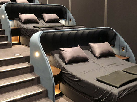 斜め上を行く映画館