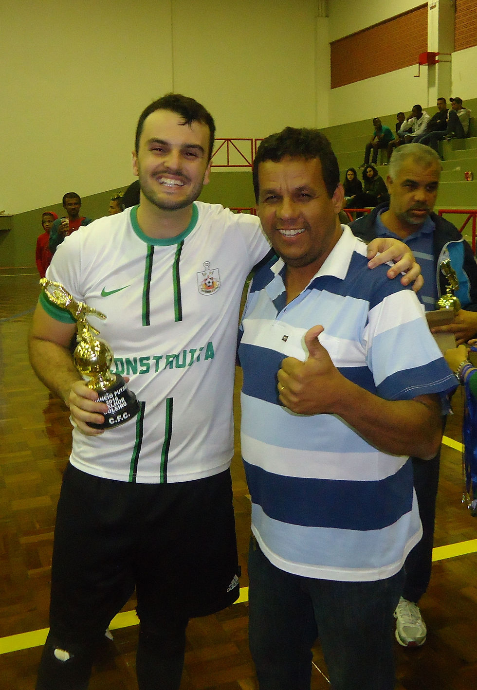 Thiago recebendo trofeu