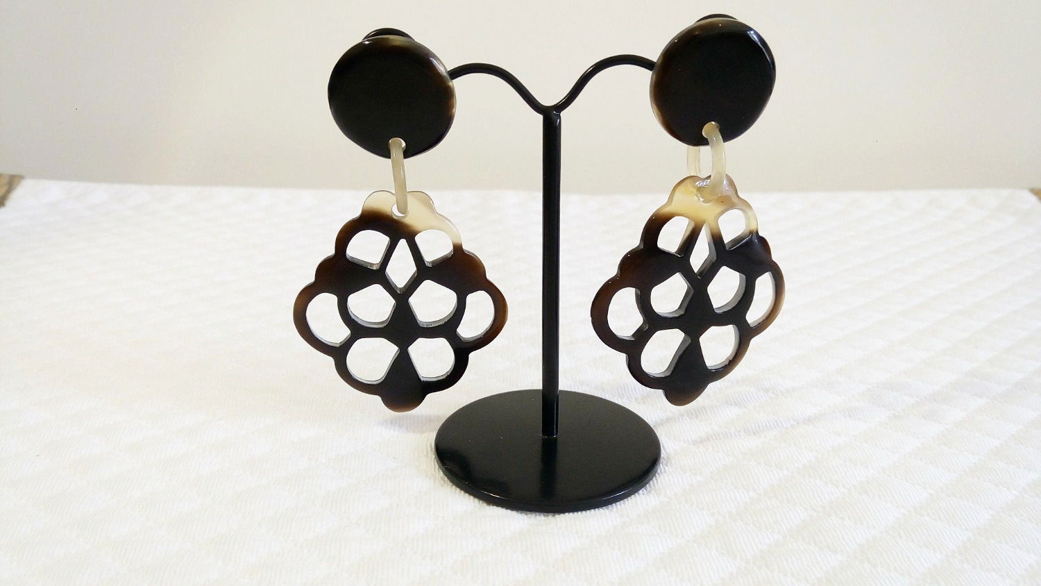 Lace earings in horn