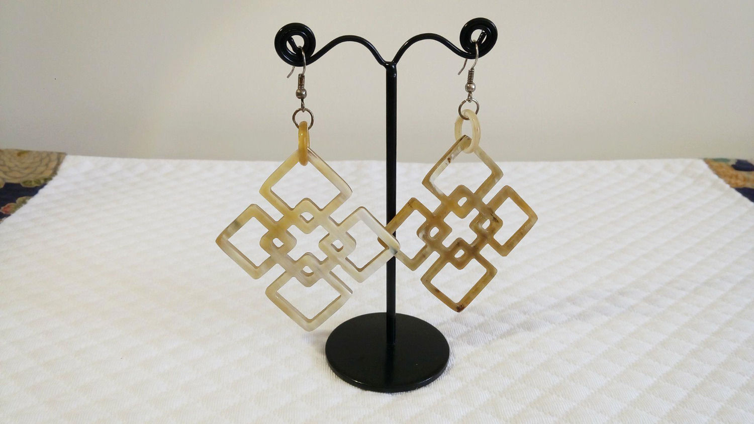 Square  earings in hoof