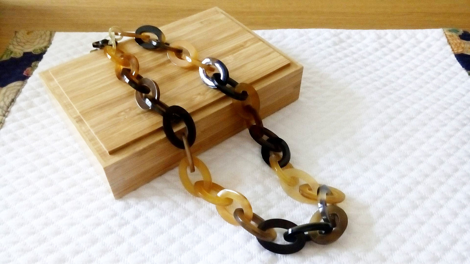 Necklace with flat rings in hoof