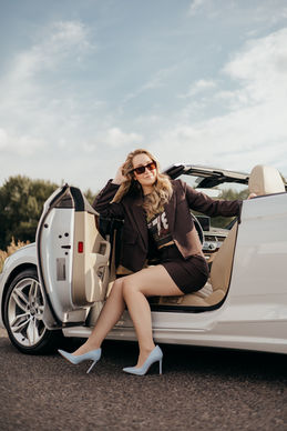 Girl in Convertible on a Summer Day - A Summer Roadtrip | Roadtrip Photos | Map Photos | Editorial Photography | Travel Photography | Creative Roadtrip Photoshoot | Book Inspired Photoshoot 