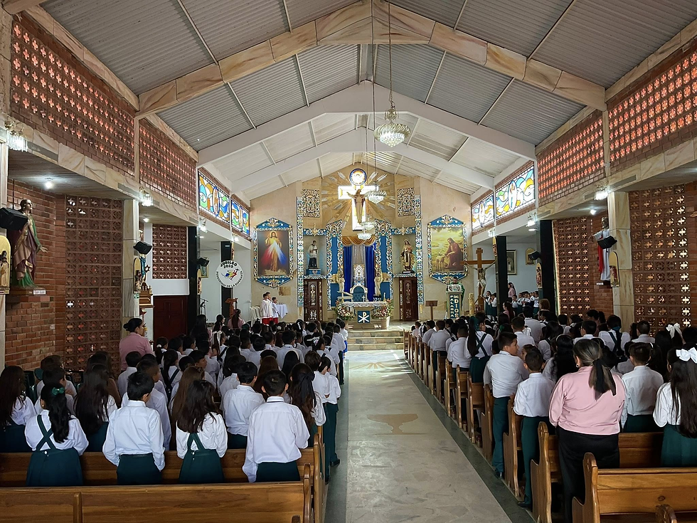 ¡Que la gracia de esta ceremonia ilumine el camino de cada uno de nuestros alumnos!