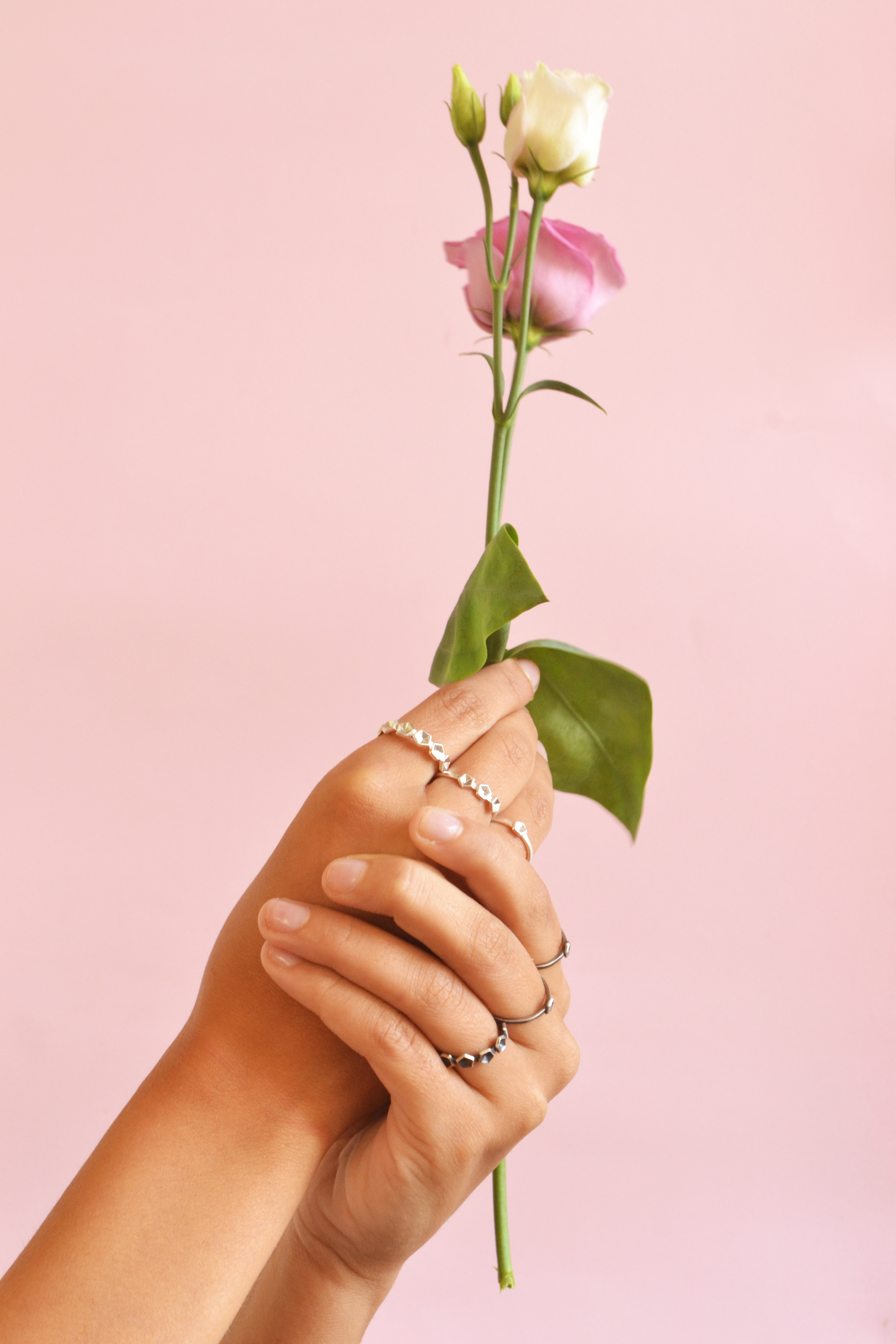 polished and oxidised ring on Giulia wit