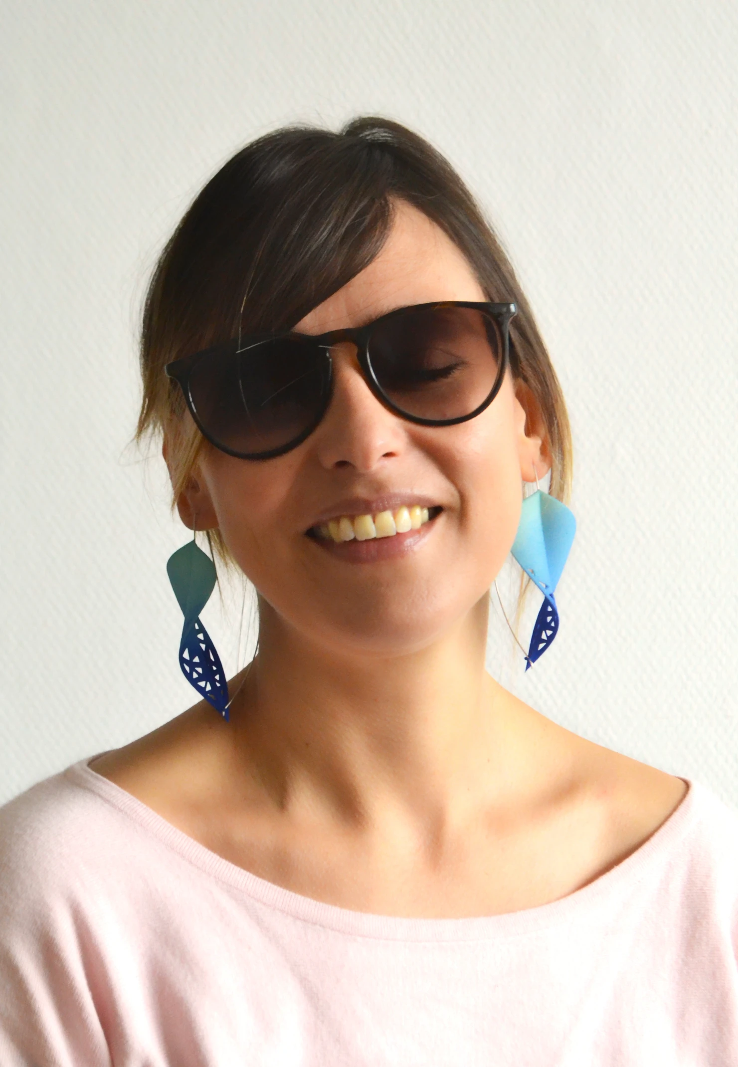 Big blue gradient leaf earrings with sunglasses for a movie star look