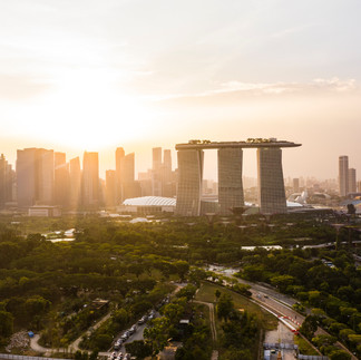 Marina Bay Sands standing in front od the cityscape, with the sun shinning between the buildings in Dubai.