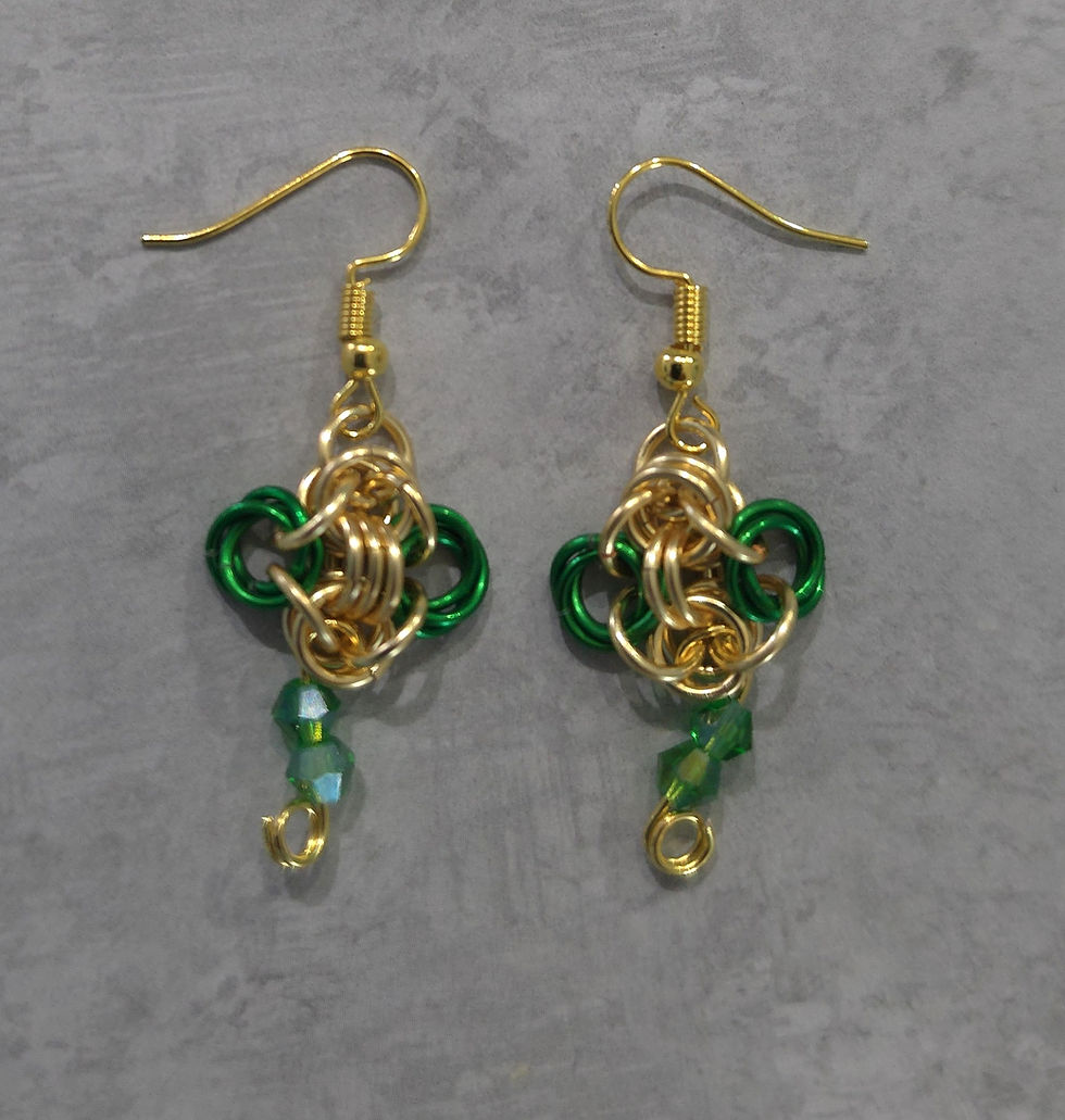 Thumbnail: Gold colored links with green aluminum with green crystals