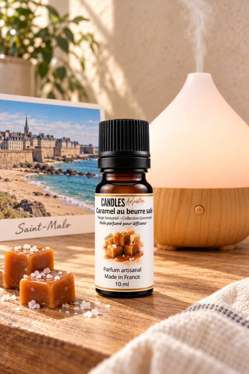 Huile parfumée Caramel Beurre Salé Candles Adventure, diffuseur ultrasonique avec brume et carte postale de Saint-Malo.