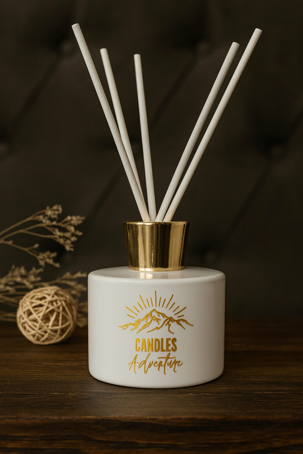 Diffuseur parfumé blanc Candles Adventure avec bâtonnets en fibre, présentoir en bois, style raffiné.