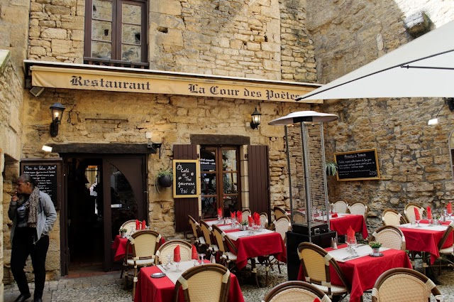 la cour des poètes sarlat-la-canéda en dordogne