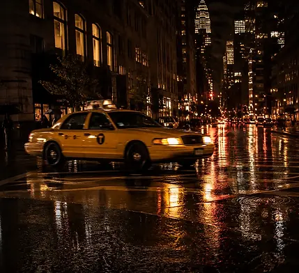 Les néons de Times Square, le cuir des taxis jaunes et le bois patiné. — inspiration de la destination New York