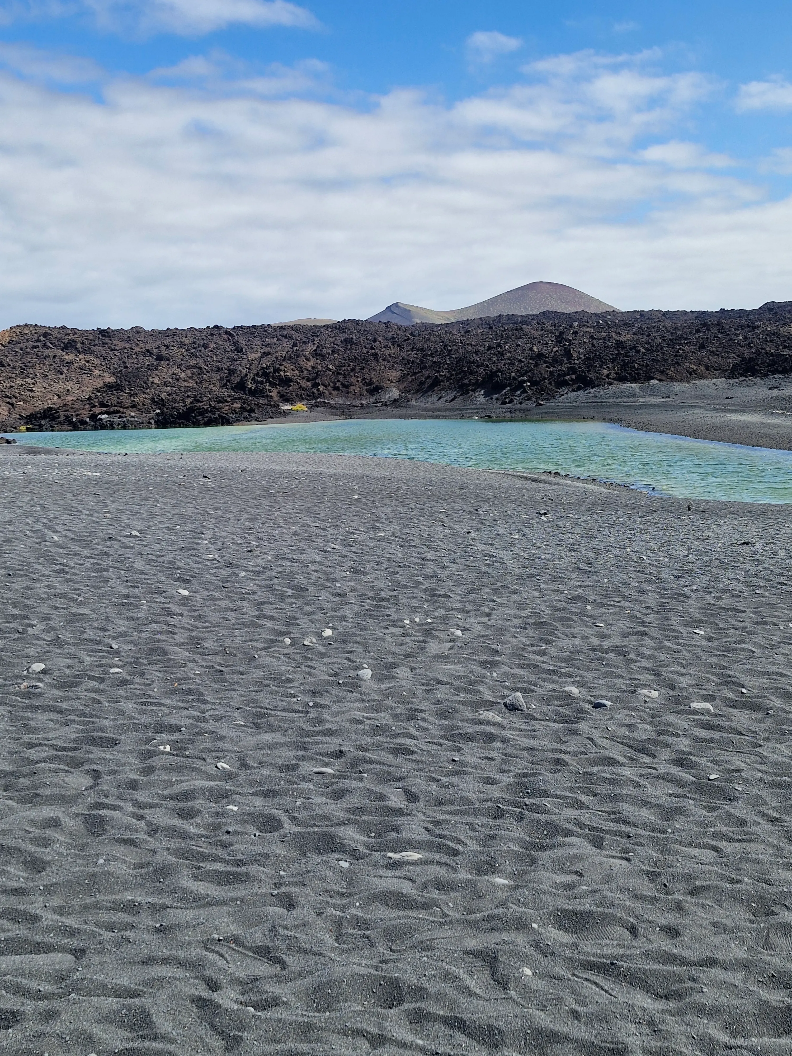 lac sur la route de los hervideros face aux volcans