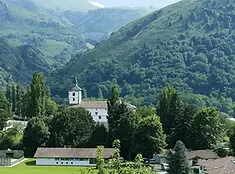 vue sur le village d Itxassou au coeur des montagnes du Pays Basque