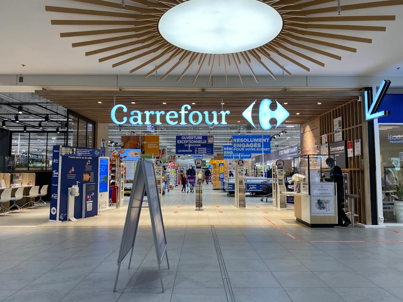 Entrée du Carrefour Cesson-Sévigné, point de vente Candles Adventure près de Rennes