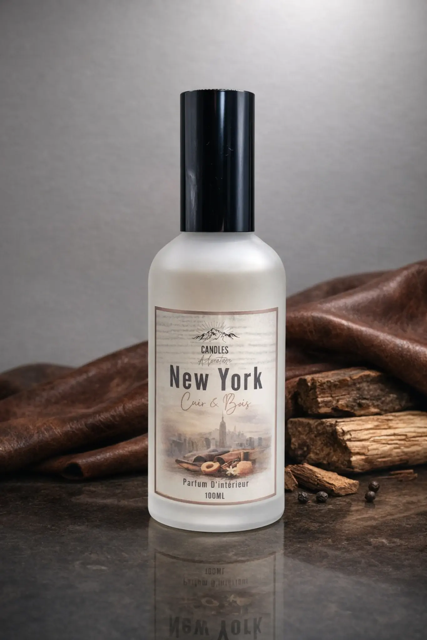 Parfum d’ambiance New York Candles Adventure avec cuir et bois dans une ambiance chaleureuse et élégante