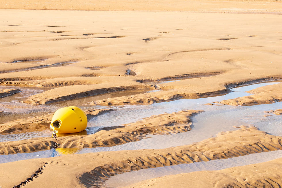 Plage de Cabourg à marée basse dans une lumière dorée.