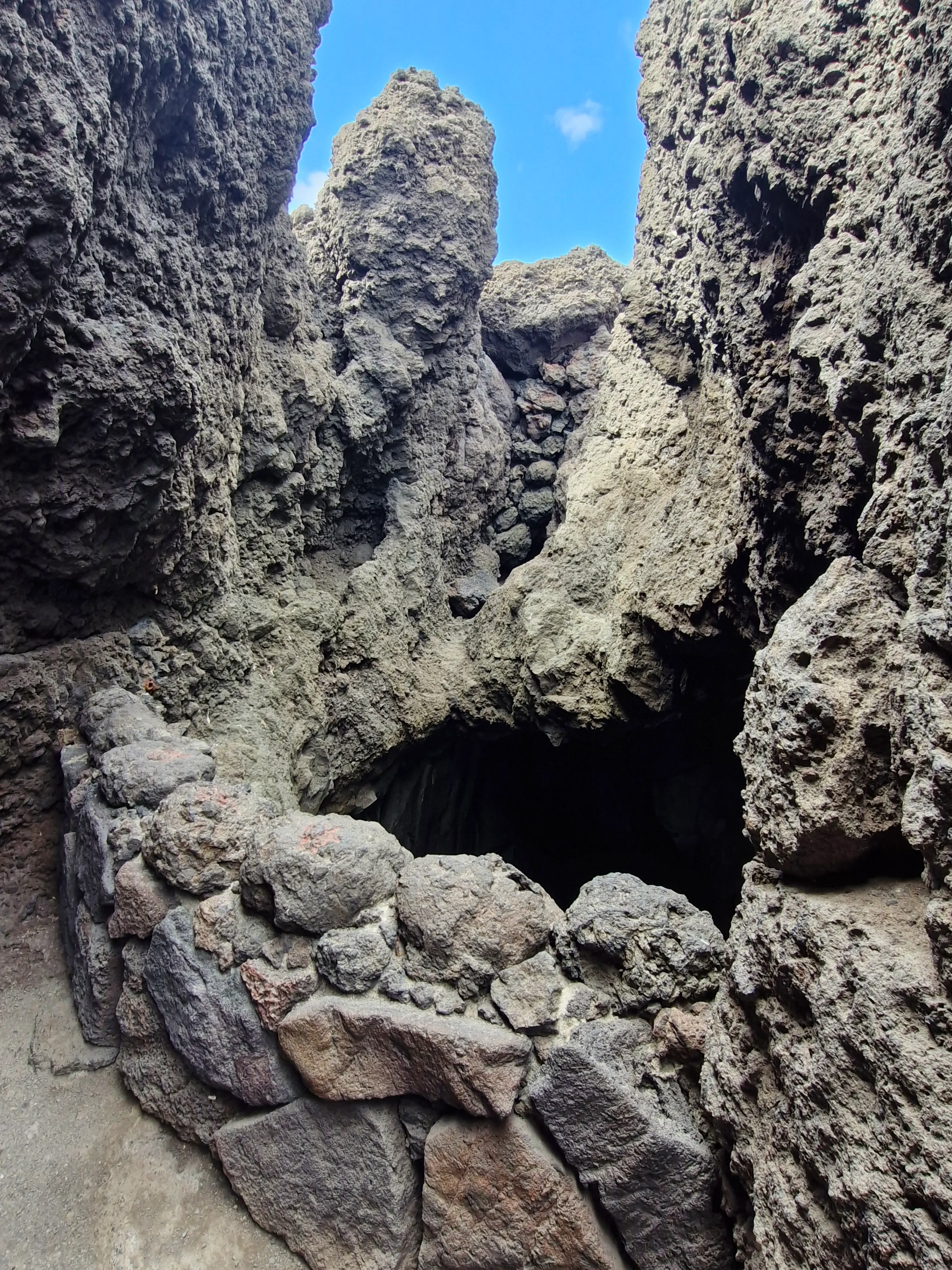 Cavités creusées dans la roche volcanique à Los Hervideros