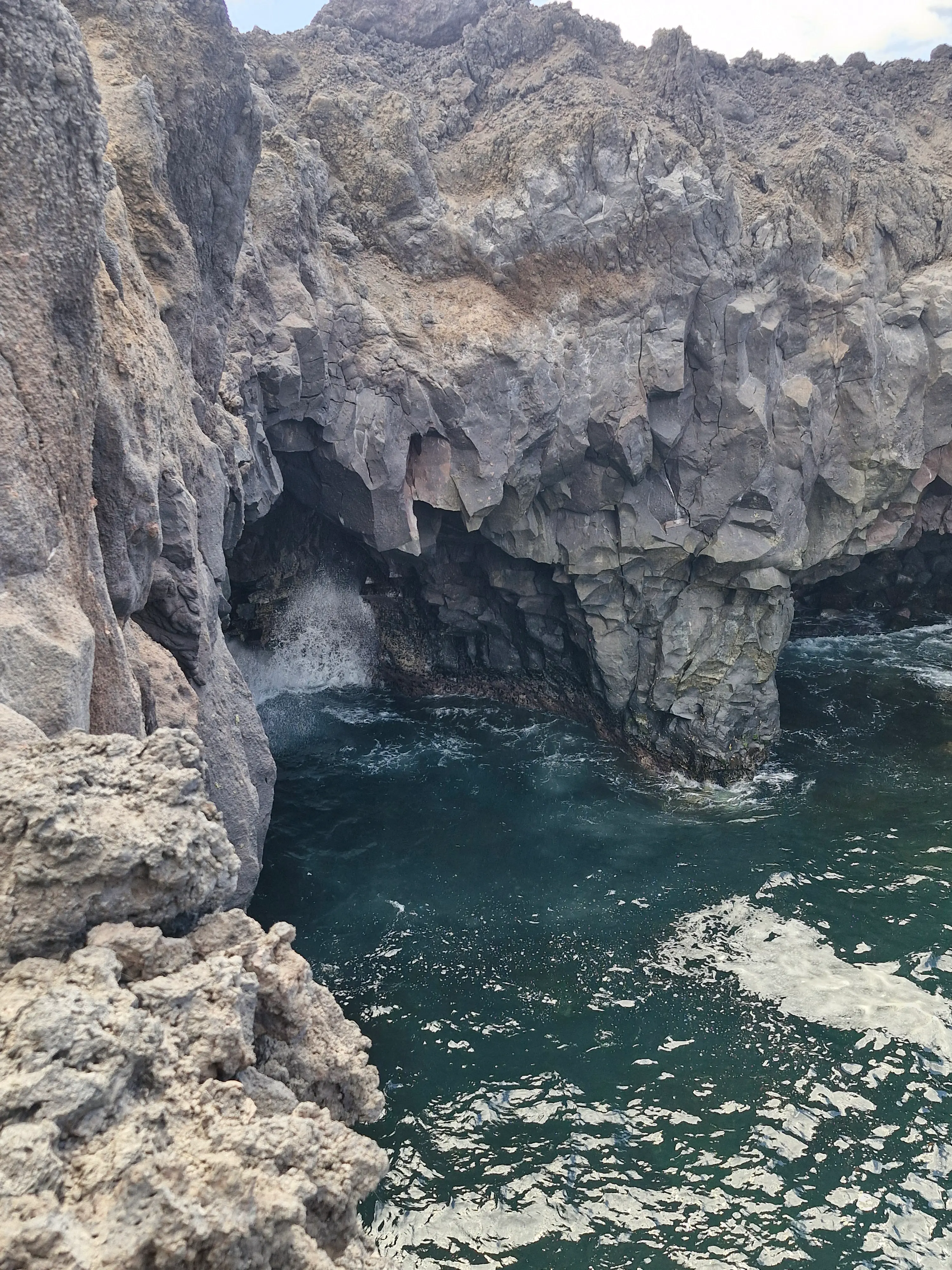 Vagues de l’Atlantique dans les grottes de Los Hervideros à Lanzarote