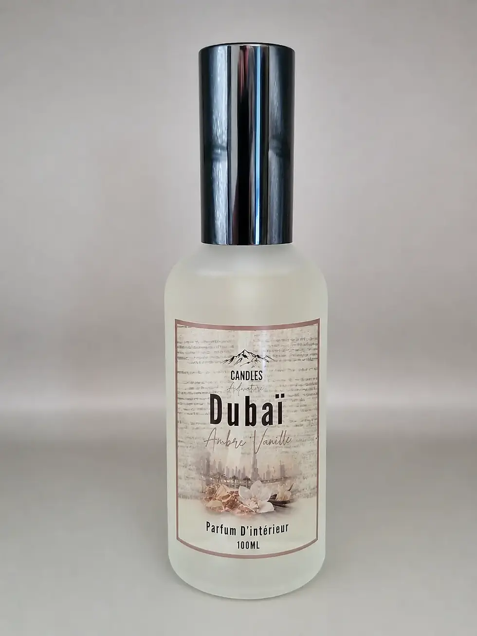 Parfum d’ambiance Dubaï Candles Adventure en photo studio sur fond sobre et élégant