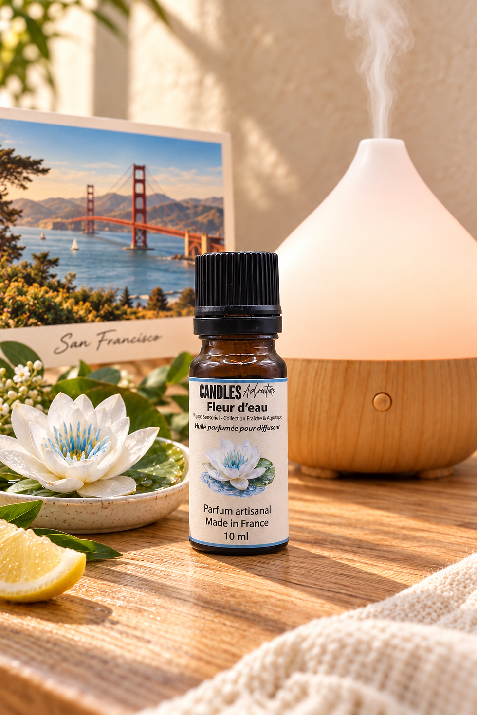 Huile parfumée Fleur d’Eau 10 ml Candles Adventure avec diffuseur ultrasonique et carte postale de San Francisco.