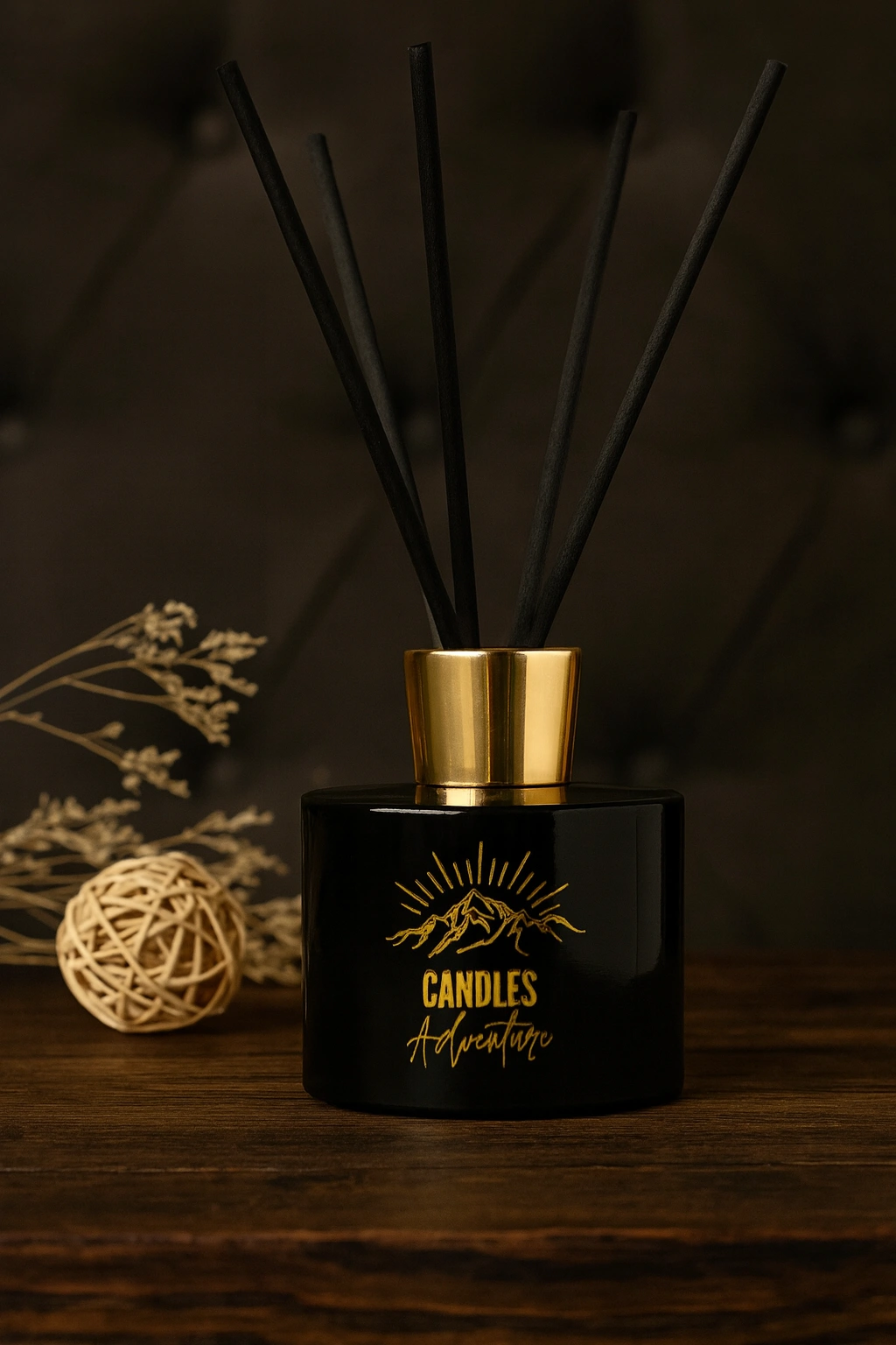 Diffuseur à bâtonnets noir Candles Adventure posé sur une table en bois, style luxe et décoration intérieure.