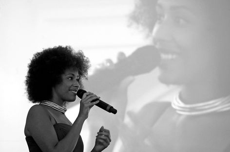 Sängerin mit Mikrofon Musiker Portrait