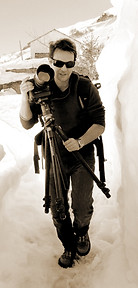 Fotógrafo com câmera profissional e tripé