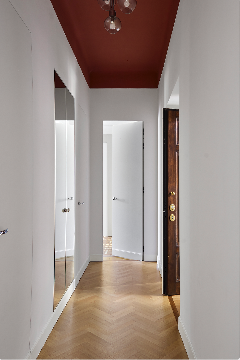 corridoio con soffitto bordeaux, ingresso colorato