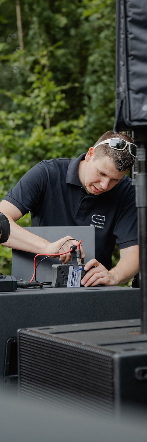 Der Geschäftsführer selbst baut auf. Tonanlagen auf höchstem Niveau.