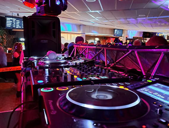 Eventaufbau mit 4 Playern. Volles Set von PioneerDJ / AplaTheta.