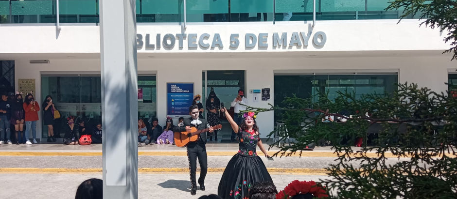 Catrinas, Catrines y distintos personajes desfilan en los patios del B5M