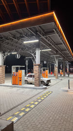 Лінійний фасадний світильник освітлює колонку АЗС