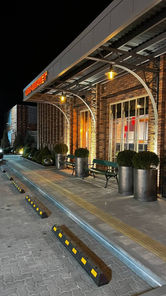 Підвісні світильники лофт освітлюють фасад