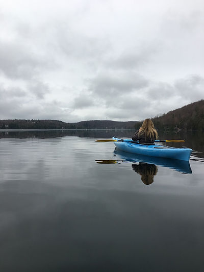 Scène de kayak paisible sur le lac Bowker